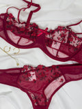 Conjunto Victoria dos piezas  bordado de flores y panty para mujeres