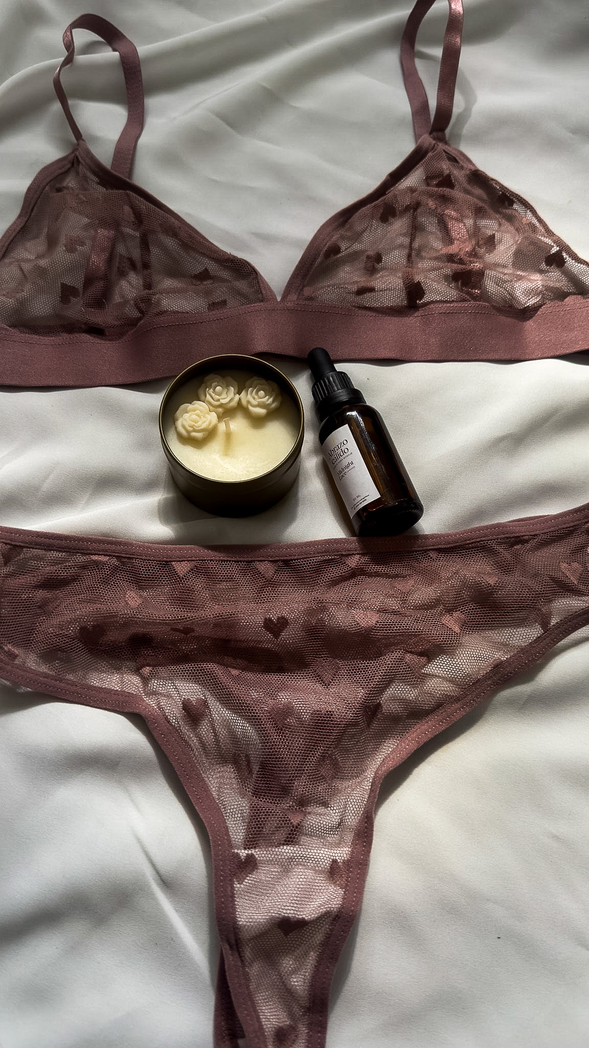 Salomé lencería con sujetador triangular sin aros, de malla jacquard transparente con diseño de corazones