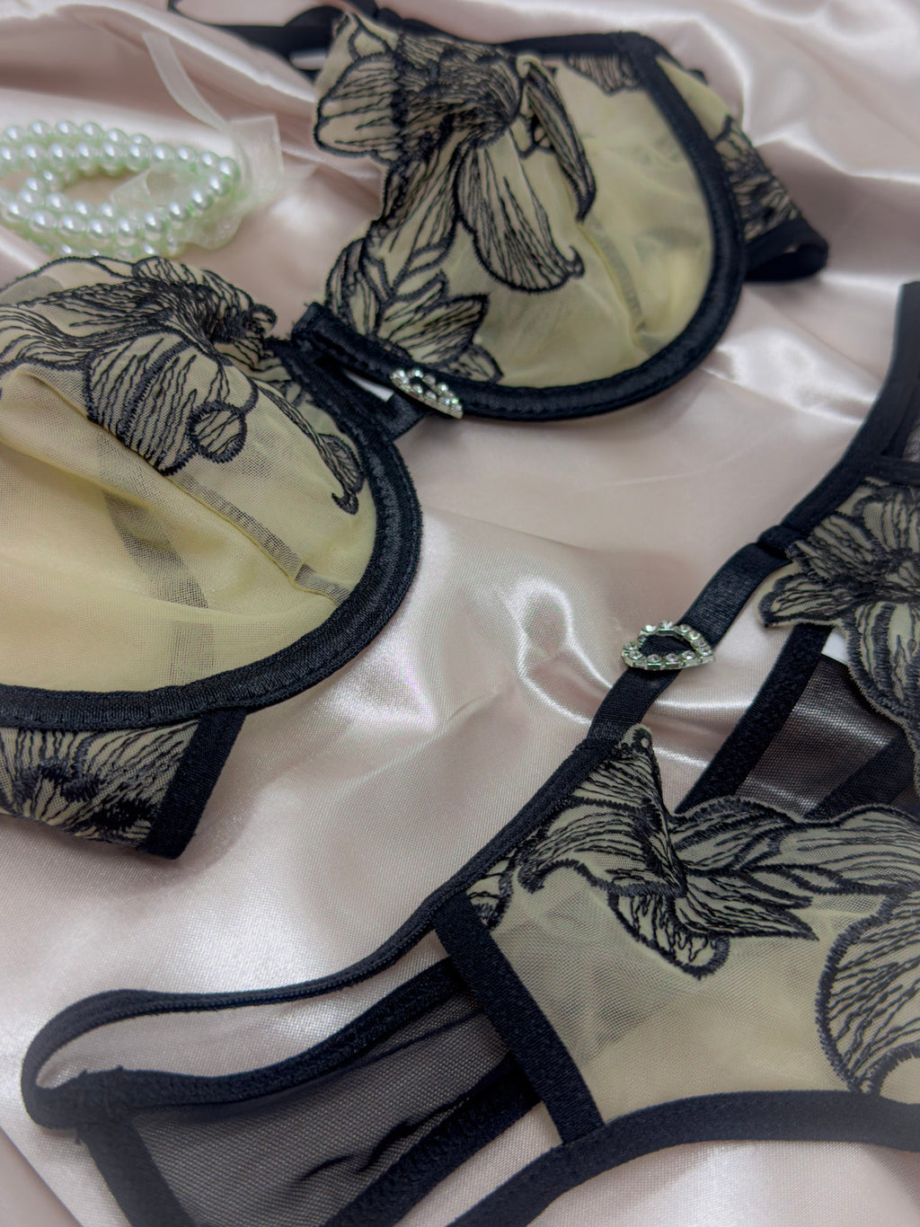 Juliette conjunto de dos piezas color piel con bordado floral