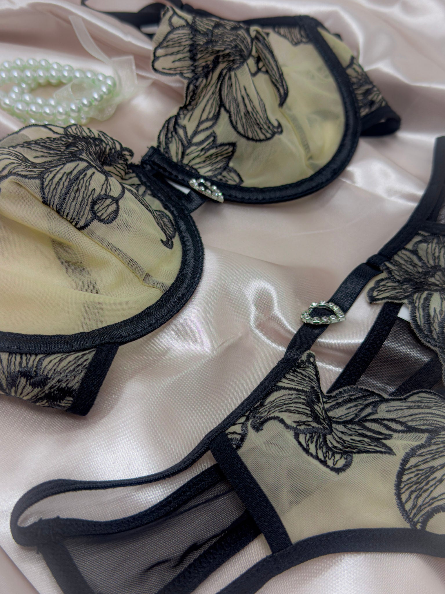 Juliette conjunto de dos piezas color piel con bordado floral