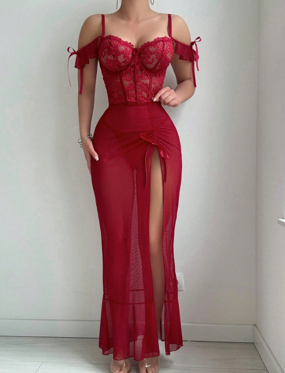 Iris set de camisón de 2 piezas con falda larga con abertura, aplicación de encaje y malla, volante en el bajo y tanga